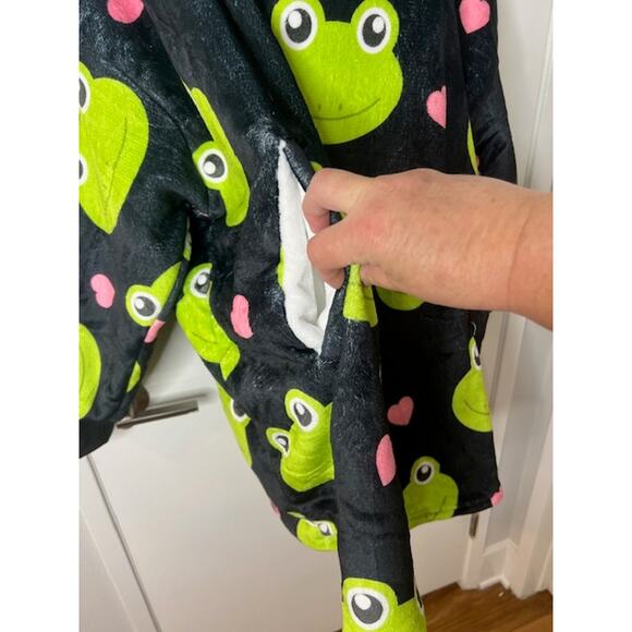Huglanket Unisex Frog Oversized Hooded Blanket ~ One Size - Picture 2 of 4